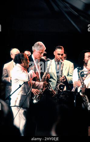 Le président des États-Unis Bill Clinton, au centre-gauche, joue son saxophone alors qu'il se coince avec des musiciens de jazz lors de l'enregistrement de la série PBS « In Performance at the White House » sur la pelouse sud de la Maison Blanche à Washington, DC, le 18 juin 1993. Le spectacle est l'honneur de souligner le 40th anniversaire du festival de jazz de Newport. Crédit : Ron Sachs/CNP Banque D'Images