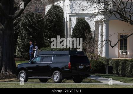 Washington, Vereinigte Staaten. 14th mars 2022. Le président des États-Unis Joe Biden quitte la Maison Blanche sur son chemin pour assister à la Conférence de la National League of Cities Congressional City à Washington, DC, le 14 mars 2022. Credit: Oliver Contreras/Pool via CNP/dpa/Alay Live News Banque D'Images