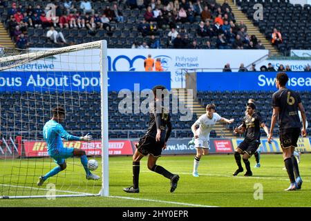 Swansea, pays de Galles. 14 mars 2022. Action lors du match de la Professional Development League entre Swansea City moins de 23s ans et Queens Park Rangers moins de 23s ans au stade Swansea.com à Swansea, pays de Galles, Royaume-Uni, le 14 mars 2022. Crédit : Duncan Thomas/Majestic Media. Credit: Majestic Media Ltd/Alay Live News Banque D'Images