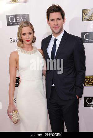 Emily Blunt et son mari John Krasinski arrivent pour les prix du film 2013 de Crittics Choice, qui se tiennent à Barker Hanger, Los Angeles, Californie. Banque D'Images