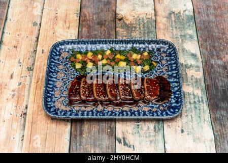 Le tatataki de thon rouge Balfegó est l'un des plats les plus faciles à préparer de la cuisine japonaise. En plus du grand goût de ce poisson, le thon est un de t Banque D'Images