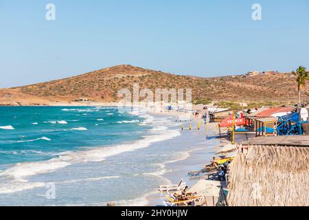 Playa El Tecolote, la Paz, Baja California sur, Mexique. 11 novembre 2021. Surfez sur une plage près de la Paz. Banque D'Images