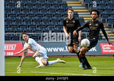 Swansea, pays de Galles. 14 mars 2022. Action lors du match de la Professional Development League entre Swansea City moins de 23s ans et Queens Park Rangers moins de 23s ans au stade Swansea.com à Swansea, pays de Galles, Royaume-Uni, le 14 mars 2022. Crédit : Duncan Thomas/Majestic Media. Credit: Majestic Media Ltd/Alay Live News Banque D'Images