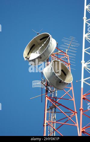 Tour de télécommunications du centre-ville d'Atlanta avec téléphone, télévision et de tels plats de relais Banque D'Images