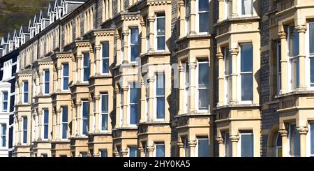 Aberystwyth, pays de Galles - mars 2022 : rangée de maisons traditionnelles en terrasse sur le front de mer. La plupart sont maintenant loués à des étudiants de l'université de la ville. Banque D'Images