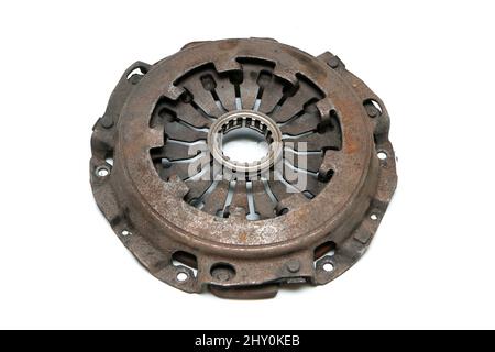 L'ancien embrayage rouillé du moteur de la voiture isolé sur fond blanc. Doit être modifié pour le nouveau. Banque D'Images