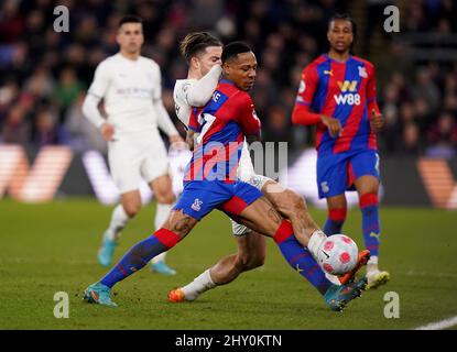 Nathaniel Clyne du Crystal Palace se batte avec Jack Grealish de Manchester City lors du match de la Premier League à Selhurst Park, Londres. Date de la photo: Lundi 14 mars 2022. Banque D'Images