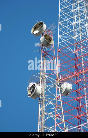 Tour de télécommunications du centre-ville d'Atlanta avec téléphone, télévision et de tels plats de relais Banque D'Images