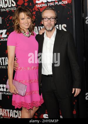 Lucy Lawless et John Hannah assistent à la première de 'Suntacus: War of the damned' aux cinémas Regal de Los Angeles, en Californie. Banque D'Images