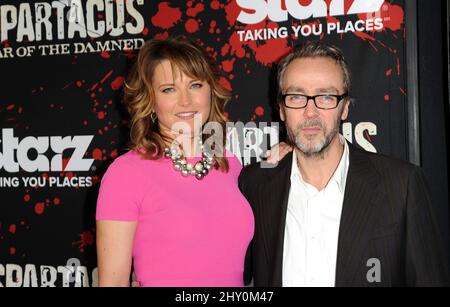 Lucy Lawless et John Hannah assistent à la première de 'Suntacus: War of the damned' aux cinémas Regal de Los Angeles, en Californie. Banque D'Images