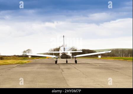 Vue arrière d'un seul avion léger privé à moteur pour le décollage. Personne. Banque D'Images