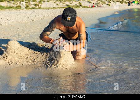 Playa Balandra, la Paz, Baja California sur, Mexique. 11 novembre 2021. Homme construisant des sculptures de sable sur la plage de Balandra. Banque D'Images