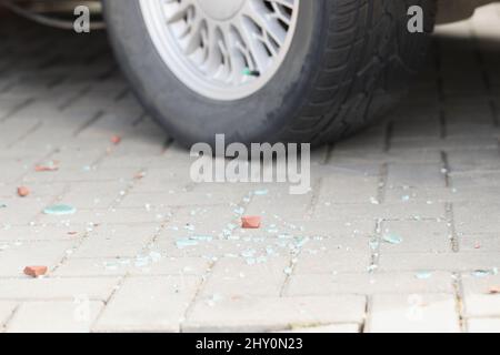 Pneu d'automobile et morceaux de verre brisé, bris de voiture dans la voiture, traces de crime, accident de voiture Banque D'Images