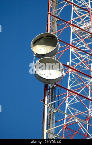 Tour de télécommunications du centre-ville d'Atlanta avec téléphone, télévision et de tels plats de relais Banque D'Images