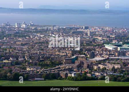 Vue sur la ville de East Edinburgh et l'océan au loin de Arthur's Seat dans Holyrood Park Banque D'Images