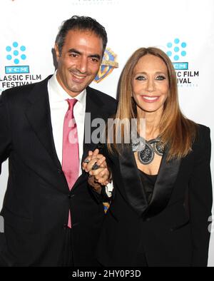 Marisa Berenson et Jean Michel Simonian lors de la projection du Cabaret 40th anniversaire de New York, tenue au théâtre Ziegfeld. Banque D'Images