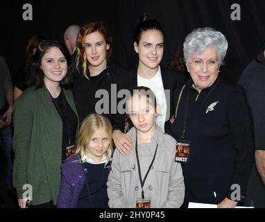 La grand-mère Marlene Willis avec les petites-filles Tallulah Willis, Rumer Willis, Haylay, Sienna et Sofia à l'occasion de l'inauguration « Une bonne journée pour mourir dur » d'une scène sonore permanente et d'un dévoilement de la fresque murale qui se tient au 20th Century Fox Lot. Banque D'Images