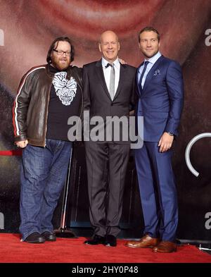 (De gauche à droite) John Moore, Bruce Willis et Jai Courtney à l'occasion de l'inauguration « A Good Day to Die Hard » d'une scène sonore permanente et d'un dévoilement de la fresque murale au 20th Century Fox Lot. Banque D'Images