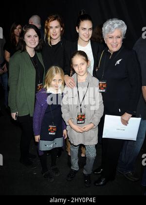 La grand-mère Marlene Willis avec les petites-filles Tallulah Willis, Rumer Willis, Haylay, Sienna et Sofia à l'occasion de l'inauguration « Une bonne journée pour mourir dur » d'une scène sonore permanente et d'un dévoilement de la fresque murale qui se tient au 20th Century Fox Lot. Banque D'Images