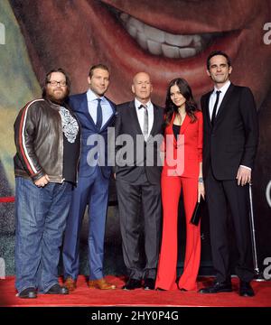 (De gauche à droite) John Moore, Jai Courtney, Bruce Willis, Yuliya Snigir et Radivoje Bukvic à l'occasion de l'inauguration « A Good Day to Die Hard » d'une scène sonore permanente et d'un dévoilement de la fresque murale qui se tient au 20th Century Fox Lot. Banque D'Images