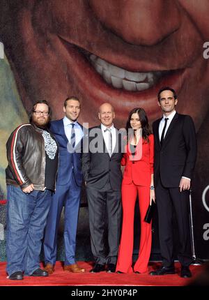 (De gauche à droite) John Moore, Jai Courtney, Bruce Willis, Yuliya Snigir et Radivoje Bukvic à l'occasion de l'inauguration « A Good Day to Die Hard » d'une scène sonore permanente et d'un dévoilement de la fresque murale qui se tient au 20th Century Fox Lot. Banque D'Images