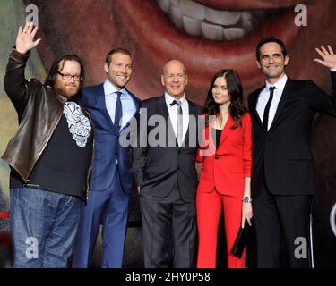 (De gauche à droite) John Moore, Jai Courtney, Bruce Willis, Yuliya Snigir et Radivoje Bukvic à l'occasion de l'inauguration « A Good Day to Die Hard » d'une scène sonore permanente et d'un dévoilement de la fresque murale qui se tient au 20th Century Fox Lot. Banque D'Images