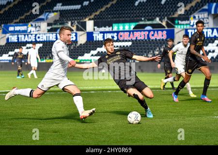 Swansea, pays de Galles. 14 mars 2022. Action lors du match de la Professional Development League entre Swansea City moins de 23s ans et Queens Park Rangers moins de 23s ans au stade Swansea.com à Swansea, pays de Galles, Royaume-Uni, le 14 mars 2022. Crédit : Duncan Thomas/Majestic Media. Credit: Majestic Media Ltd/Alay Live News Banque D'Images