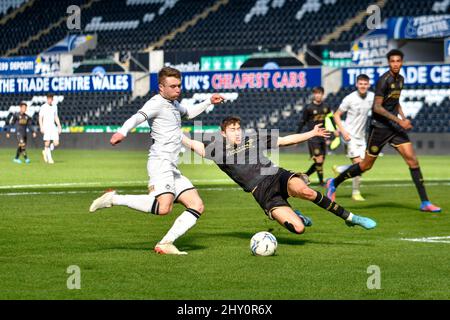 Swansea, pays de Galles. 14 mars 2022. Action lors du match de la Professional Development League entre Swansea City moins de 23s ans et Queens Park Rangers moins de 23s ans au stade Swansea.com à Swansea, pays de Galles, Royaume-Uni, le 14 mars 2022. Crédit : Duncan Thomas/Majestic Media. Credit: Majestic Media Ltd/Alay Live News Banque D'Images