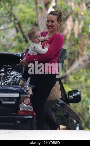 Hilary Duff et son fils Luca ont vu dehors et autour à Los Angeles, Californie. Banque D'Images