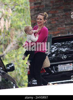 Hilary Duff et son fils Luca ont vu dehors et autour à Los Angeles, Californie. Banque D'Images