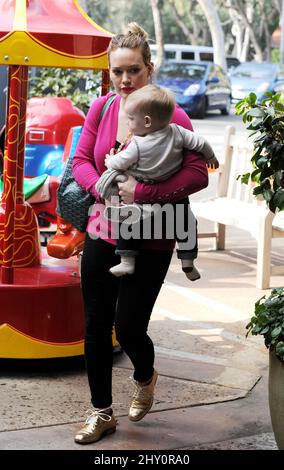 Hilary Duff et son fils Luca ont vu dehors et autour à Los Angeles, Californie. Banque D'Images