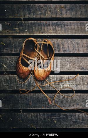 Vue de dessus du traditionnel paysan letton porte des chaussures sur une surface en bois en vertical Banque D'Images