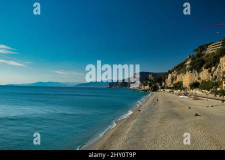La mer sur les côtes de varigotti avec de l'eau soyeuse, sur les côtes de la Ligurie occidentale Banque D'Images