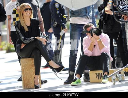 Heidi Klum et Model filmant « Germany's Next Top Model » sur Rodeo Drive à Los Angeles, États-Unis. Banque D'Images