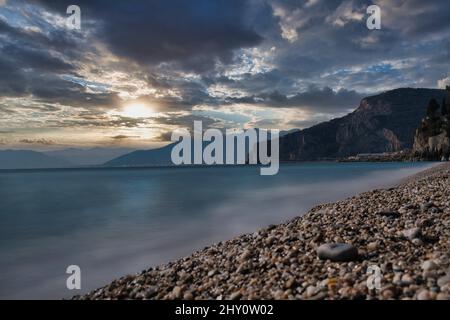 La mer sur les côtes de varigotti avec de l'eau soyeuse, sur les côtes de la Ligurie occidentale Banque D'Images