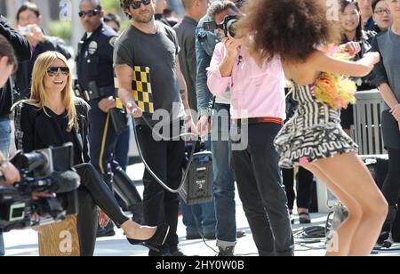 Heidi Klum et Model filmant « Germany's Next Top Model » sur Rodeo Drive à Los Angeles, États-Unis. Banque D'Images