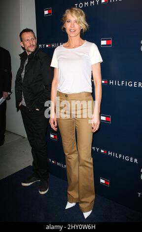 Jenna Elfman participe à l'événement d'ouverture de la boutique phare Tommy Hilfiger West Coast qui s'est tenu à Hollywood, en Californie. Banque D'Images