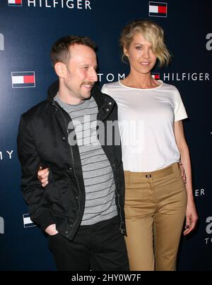 Bodhi Elfman, Jenna Elfman participant à l'événement d'ouverture de magasin phare Tommy Hilfiger sur la côte ouest qui s'est tenu à Hollywood, en Californie. Banque D'Images