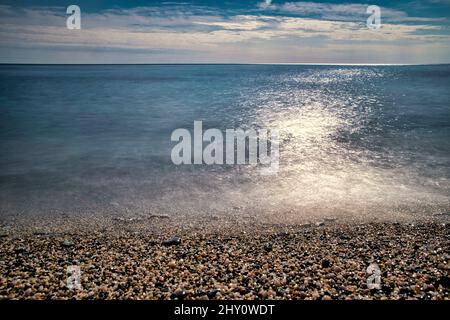 La mer sur les côtes de varigotti avec de l'eau soyeuse, sur les côtes de la Ligurie occidentale Banque D'Images
