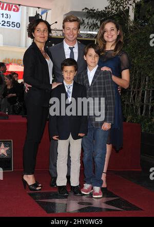 Rebecca Rigg, Simon Baker, la fille Stella Baker, les fils Claude Baker et Harry Baker Simon Baker honorent Star sur le Hollywood Walk of Fame Banque D'Images