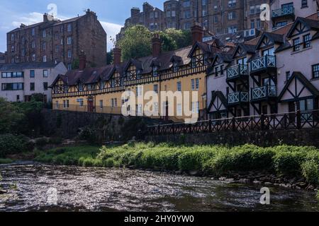 Architecture en bord de rivière le matin d'une matinée ensoleillée et lumineuse à Dean Village, Édimbourg Banque D'Images