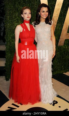 Amanda Seyfried et Samantha Barks participent à la Vanity Fair Oscar Party 2013 qui s'est tenue aux Sunset Towers Banque D'Images