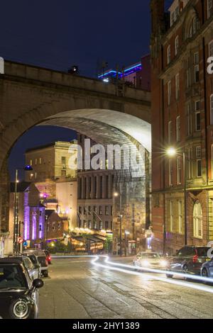 Vue sur Dean Street à Newcastle sur Tyne à la tombée de la nuit vers le viaduc de chemin de fer avec des sentiers de feux de voiture. Banque D'Images