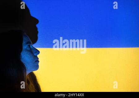 Projection du drapeau ukrainien sur le visage de la femme Banque D'Images
