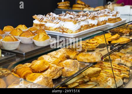 Muffins, échloires et autres pâtisseries sur les étagères d'une boulangerie à vendre Banque D'Images