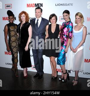 Teyonah Parris, Christina Hendricks, Jon Hamm, Elsabeth Moss, Jessica Pare et January Jones assistant à une photo pour la première de la saison six de 'Mad Mens', tenue à la Guilde des directeurs du Théâtre américain à Los Angeles, Californie. Banque D'Images