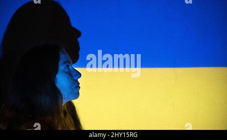 Projection du drapeau ukrainien sur le visage de la femme Banque D'Images