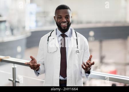 Portrait de gai beau médecin noir posant à la clinique Banque D'Images