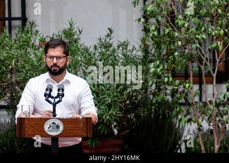 Le Président chilien Gabriel Boric parle lors d'une conférence de presse avec la presse internationale au Palais présidentiel de la Moneda à Santiago. L'ancien chef étudiant de gauche a prêté serment en tant que nouveau président du Chili le vendredi 11th mars. Crédit : SOPA Images Limited/Alamy Live News Banque D'Images