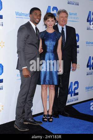 Chadwick Boseman, Harrison Ford et Calista Flockhart assistent à la « 42 » The True Story of a American Legend Premiere, qui s'est tenue au TCL Chinese Theatre de Los Angeles, aux États-Unis. Banque D'Images